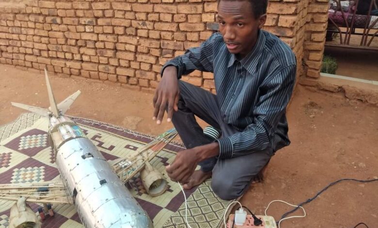طفل سوداني يصنع اسطول من الطائرات الورقية على طراز بوينغ طفل يصنع طائرات