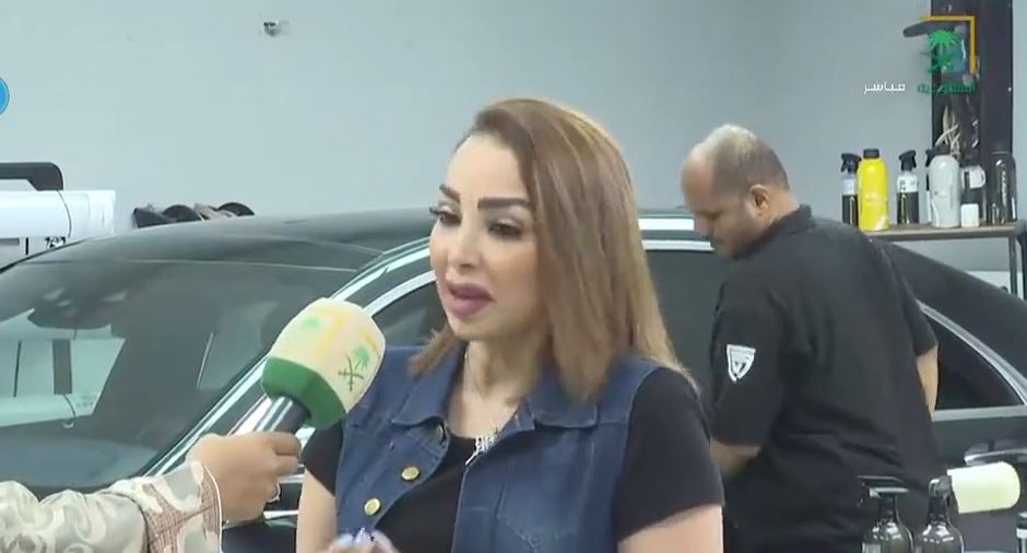 أول فتاة سعودية تعمل في تلميع السيارات (فيديو) فتاة سعودية تعمل في تلميع السيارات
