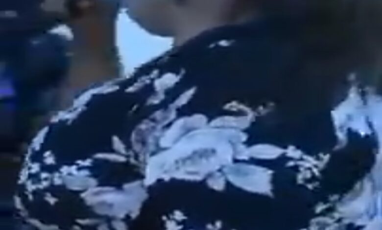 فيديو..بفستان ضيق و محزق جداً و شعر كاشف فنانة تصرخ (وووب علي قالوا قانون النظام العام رجع) و الجمهور يرد:(رجع للزيك ديل) فنانة