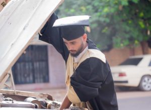 صاج الطعمية و كشك الرصيد..شاهد خريج سوداني يقوم بالتقاط صور تعبر عن حال الخريجين في السودان و متابعين: ( اركبوا السمبك أحسن ليكم) FB IMG 1660076513294