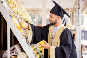 صاج الطعمية و كشك الرصيد..شاهد خريج سوداني يقوم بالتقاط صور تعبر عن حال الخريجين في السودان و متابعين: ( اركبوا السمبك أحسن ليكم) FB IMG 1660076518277