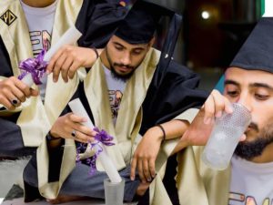 صاج الطعمية و كشك الرصيد..شاهد خريج سوداني يقوم بالتقاط صور تعبر عن حال الخريجين في السودان و متابعين: ( اركبوا السمبك أحسن ليكم) FB IMG 1660076521975