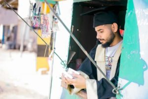 صاج الطعمية و كشك الرصيد..شاهد خريج سوداني يقوم بالتقاط صور تعبر عن حال الخريجين في السودان و متابعين: ( اركبوا السمبك أحسن ليكم) FB IMG 1660076529648
