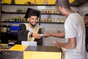 صاج الطعمية و كشك الرصيد..شاهد خريج سوداني يقوم بالتقاط صور تعبر عن حال الخريجين في السودان و متابعين: ( اركبوا السمبك أحسن ليكم) FB IMG 1660076533916