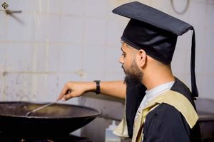 صاج الطعمية و كشك الرصيد..شاهد خريج سوداني يقوم بالتقاط صور تعبر عن حال الخريجين في السودان و متابعين: ( اركبوا السمبك أحسن ليكم) FB IMG 1660076539428
