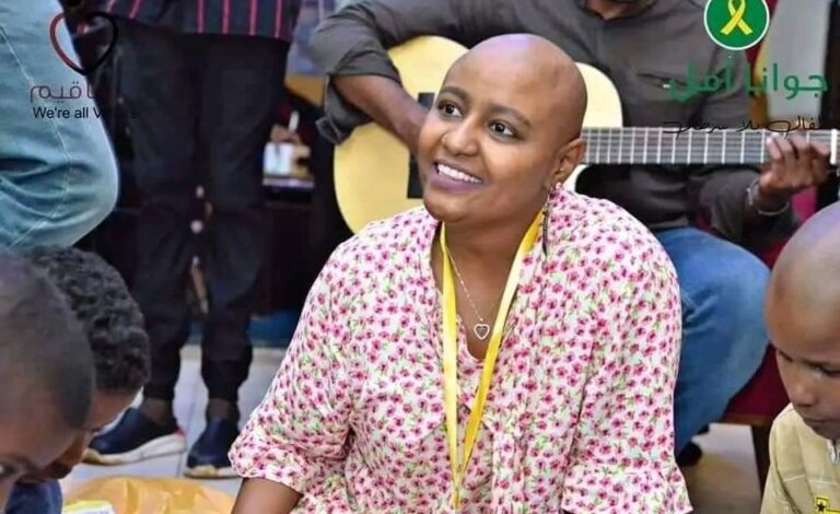 شاهد بالفيديو: تضامن عدد من الشباب مع الفنانة “مني مجدى” بحلاقه شعر رأسهم “صلعة “ FB IMG 1660420014330 768x509 1