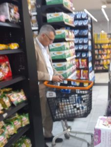 بالصورة..شاهد فولكر بيرتس رئيس بعثة يوناميتس و هو يتسوق بنفسه بإحدى البقالات السودانية FB IMG 1660448103984 768x1017 1