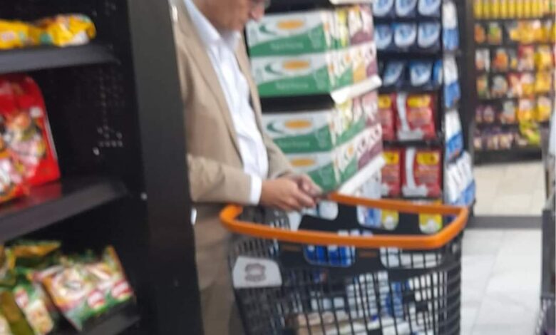 بالصورة..شاهد فولكر بيرتس رئيس بعثة يوناميتس و هو يتسوق بنفسه بإحدى البقالات السودانية FB IMG 1660448103984 780x470 1