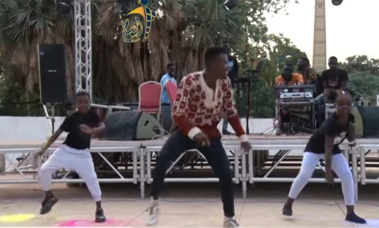 بالفيديو..شاهد فرقة أفريقية تشعل أحد التخاريج السودانية Screenshot 20220824 083113 YouTube 780x470 1
