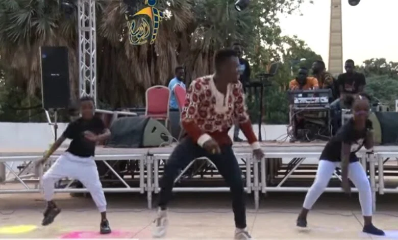 بالفيديو..شاهد فرقة أفريقية تشعل أحد التخاريج السودانية Screenshot 20220824 083113 YouTube 780x470 1