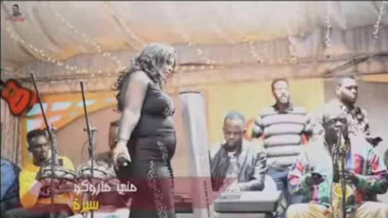 شاهد بالفيديو: الفنانة منى موركو تعود لإشعال السوشيال ميديا مُجدداً وتُقدم أُغنية تحمل الفاظ خادشة للحياء وساخر يُعلق ” دي فكت العرش خلاص” الفنانة مني ماروكو 768x433 1 1