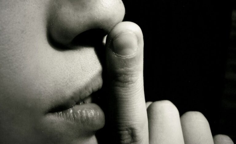 كتمان الأسرار.. الدراسات تحثك على البوح بها المسكوت 768x528 1