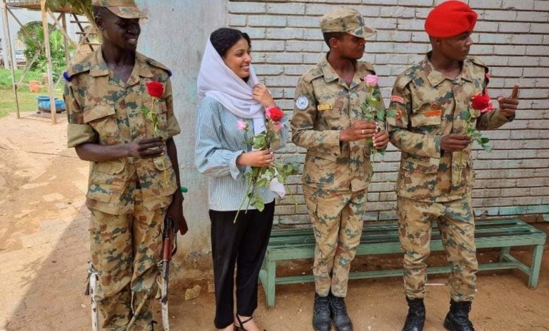 بائعة الورد مي تحتفل بعيد القوات المسلحة