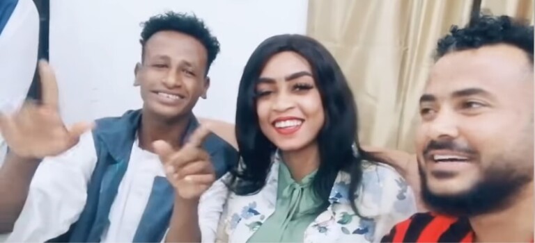 شاهد بالفيديو.. رشدي الجلابي يعود للظهور بقوة ويتعهد بحماية أية أفرو وعشة الجبل من عساكر النظام العام وكل من يتعرض لهن بسيفه الأخضر القاطع رشدي مروة الدولية 768x350 1
