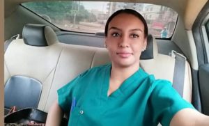 روبي كمال تنشر صورتها بزي الأطباء..من الأجمل الممثلة أم طبيبة الأسنان روبي كمال