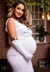 شاهد بالصور.. زوجة رجل أعمال سوداني شهير تشعل مواقع التواصل وتثير ضجة غير مسبوقة بعد ظهورها في جلسة تصوير وهي “حامل” وترتدي ملابس فاضحة سيدة حامل