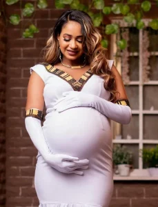 شاهد بالصور.. زوجة رجل أعمال سوداني شهير تشعل مواقع التواصل وتثير ضجة غير مسبوقة بعد ظهورها في جلسة تصوير وهي “حامل” وترتدي ملابس فاضحة سيدة حامل5