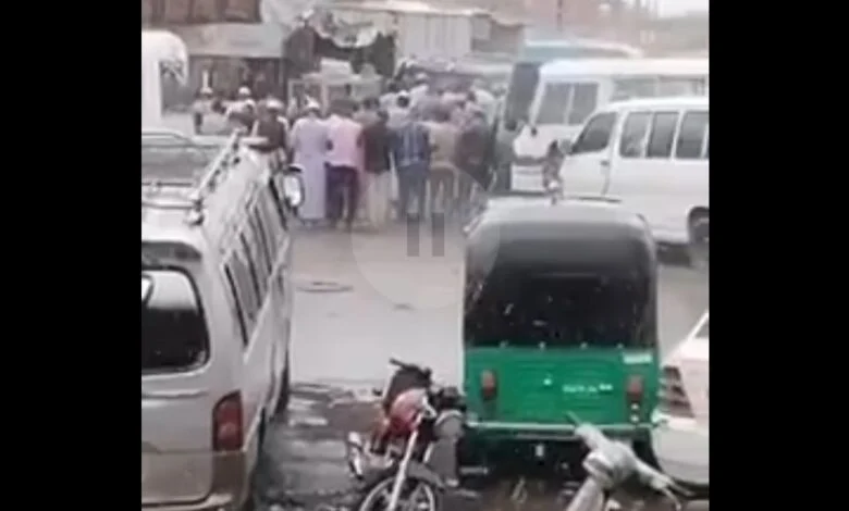 لم يبرحوا مكانهم.. بالفيديو شاهد لحظات الخشوع لمصليين يؤدون الصلاة تحت الأمطار الغزيرة صلاة أثناء المطر