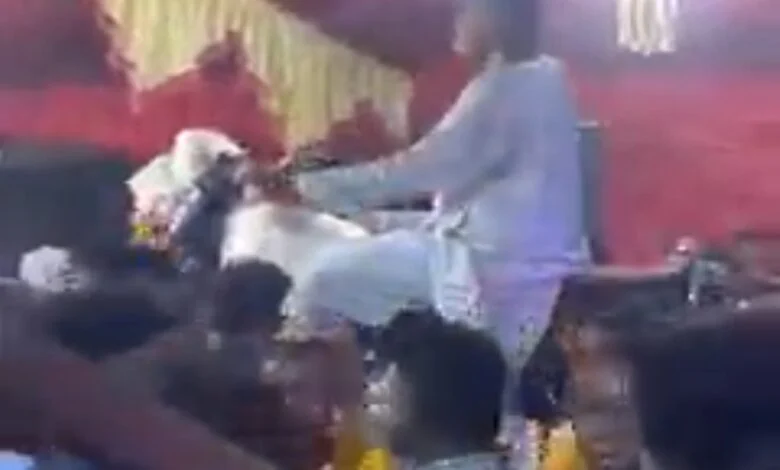 أدهش مواقع التواصل..شاب يرقص على موتر في إحدى الحفلات بعد أن قاموا برفعه عليه و القونة تغني لراجل المواتر صورة 1