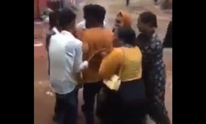 بالفيديو..طلاب جامعات يلعبون (فتحي يا وردة غمضي يا وردة) تحت المطر و تفاعل كبير من قبل مواقع التواصل طلاب جامعة يلعبون تحت المطر