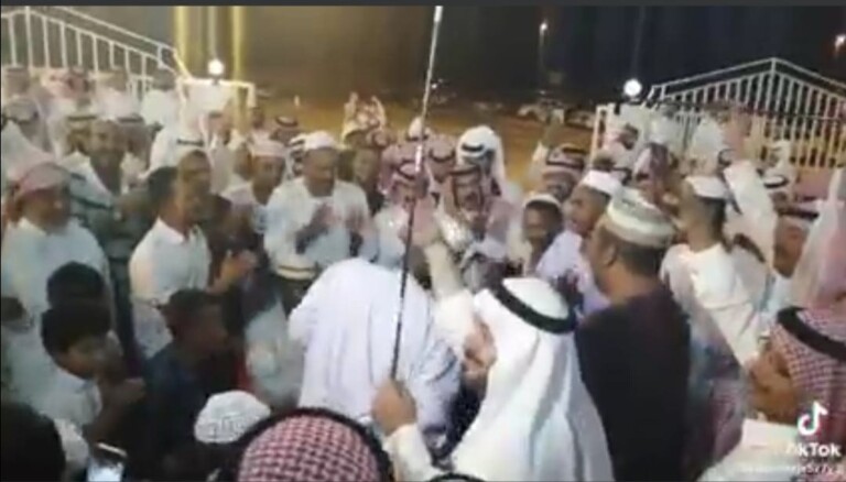 شاهد بالفيديو.. أب سوداني يرقص بشكل هستيري على طريقة “الهجيج” فرحاً بزواج ابنه ومتابعون: (الوالد الفرفوش رزق) عريس سوداني 768x438 1