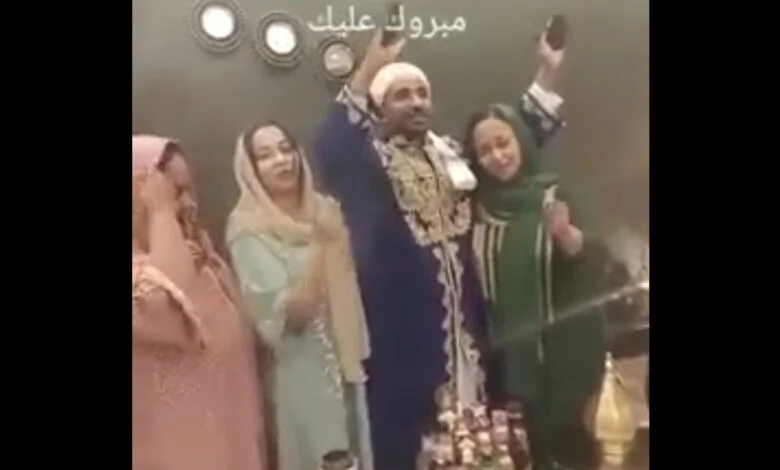 تفاعلت معه مواقع التواصل..فيديو لأخوات عريس سوداني يشعلون حفل حنته بالرقص من حوله تعبيراً عن الفرح عريس سوداني