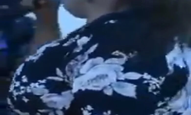 فيديو..بفستان ضيق و محزق جداً و شعر كاشف فنانة تصرخ (وووب علي قالوا قانون النظام العام رجع) و الجمهور يرد:(رجع للزيك ديل) فنانة