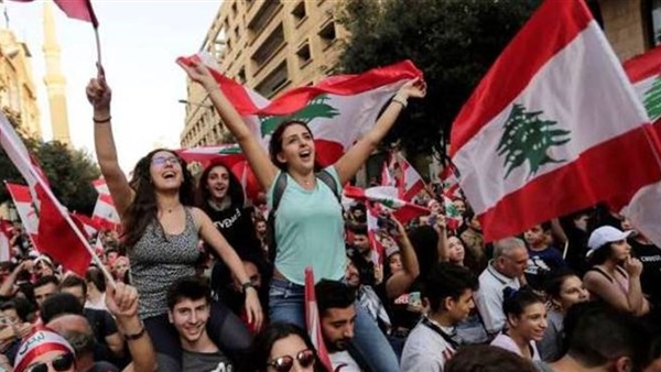 شاهد بالفيديو.. مغتربون سودانيون بلبنان يوثقون لحظة حضورهم حفل للفنانة نانسي عجرم وهم محاطون بحسناوات لبنانيات ومتابعون: (انتو في زحمة من النعم) لبنانيات