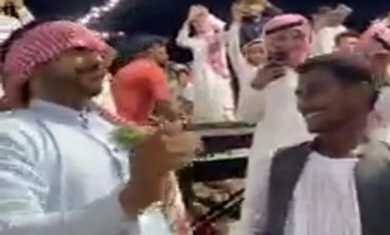 بالفيديو..شاهد كيف رقص مواطن سعودي مع هذا المغترب السوداني مغترب سعودي يرقص مع سوداني