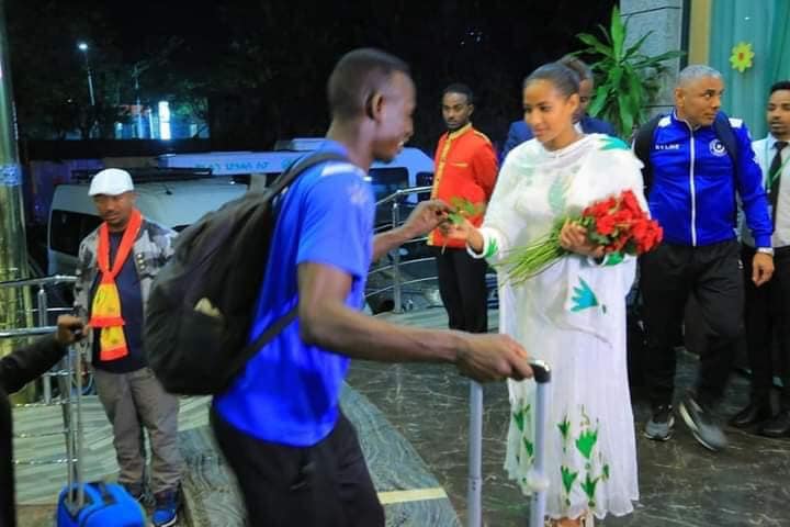 شاهد بالصور.. حسناوات أديس أبابا يستقبلن لاعبي الهلال السوداني بمطار بحر دار بالورود استقبال الهلال