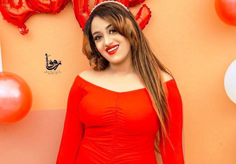 شاهد بالصورة.. في فضيحة كبرى.. مراقب مباراة السودان ويوغندا يقوم بطرد الراقصة آية أفرو من الملعب بعد أن نزلت للمنطقة المحظورة وقدمت فيها فاصل من الرقص للجمهور اية افرو
