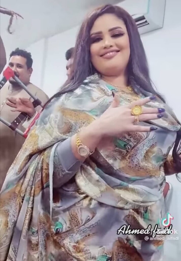 شاهد بالصورة والفيديو.. بعد أن نزعت الحجاب.. الفنانة السودانية توتة عذاب تقدم فاصل من الرقص المثير على إيقاع “الربابة” ومتابعون: (فشلتي في تقليد ندى القلعة واتجهتي لتقليد هدى عربي) توتة عذاب جديد 712x1024 1