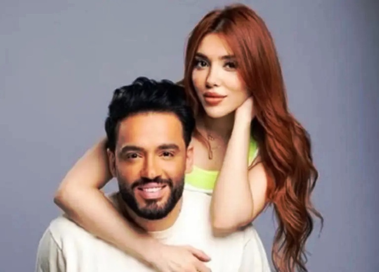 مطرب ينفصل عن زوجته ليوم واحد.. ثم يعيدها رامي وزوجته