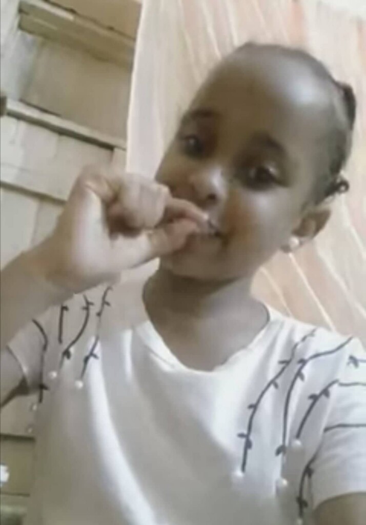 شاهد بالصورة والفيديو.. طفلة سودانية تعلم الفتيات والنساء الطريقة الصحيحة للزغاريد وتحظي بإعجاب الكثيرين ومتابعون (يا ناس وزارة التعليم افتحوا المدارس سريع) زغاريد طفلة 714x1024 1