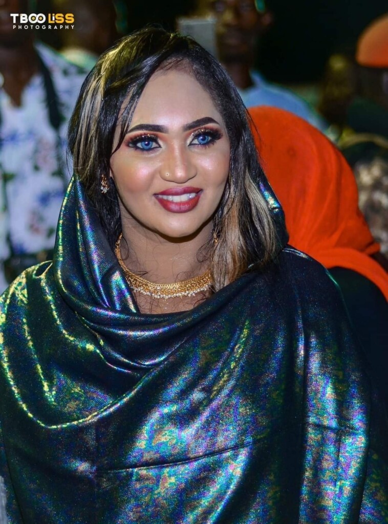 شاهد.. الناشط السوداني الشهير “الإنصرافي” يقف في صف هبة جبرة ويهاجم عشة الجبل بقوة: (عاملة فيها نادية الجندي وما تعملي حج ولا عمرة عشان لمن تجي ما ترفعي بلاغات في أبو لهب) عشة الجبل الفاشر 758x1024 1