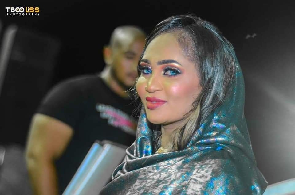 شاهد بالصور.. الفنانة عشة الجبل تسحر جمهور الفاشر بإطلالة ساحرة والاشادات تنهال عليها بمواقع التواصل الاجتماعي عشة الجبل الفاشر2