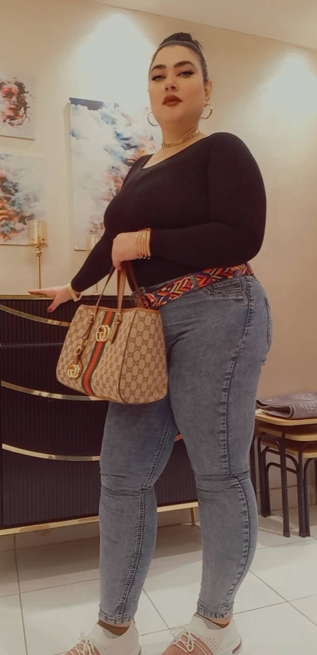شاهد بالفيديو.. بأزياء مثيرة للجدل.. حسناء الفن السوداني “مونيكا” تستعرض جمالها وأناقتها وتردد: (أي سمحة وهارداكم) والجمهور يتغزل: (جمال ما طبيعي.. دي شاردة من الجنة ولا شنو) مونيكا روبرت