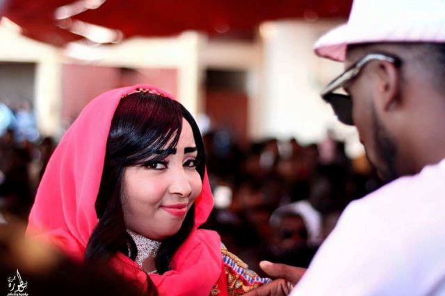 شاهد بالفيديو: مطربة سودانية شهيرة تثير جدلا إسفيريا عقب ظهورها بملابس مُثيرة في حفل نون العنكبوته