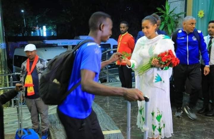 شاهد بالصور.. حسناوات أديس أبابا يستقبلن لاعبي الهلال السوداني بمطار بحر دار بالورود استقبال الهلال