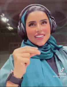 شاهد بالصور والفيديو.. مذيعة خليجية فائقة الجمال ترقص وتتمايل على أنغام أغنية الفنانة السودانية هدى عربي المذيعة نوره حمود2 768x988 1