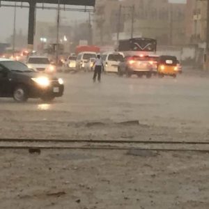 لقطة نادرة لرجل مرور بالخرطوم يؤدى عمله اثناء هطول المطر والعواصف تشعل الأسافير المرور