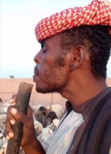 شاهد بالصورة والفيديو.. مغترب سوداني بالسعودية يتخيل يغني لأغنامه بعد أن تخيلها جمهوره العريض ومواقع التواصل تنفجر بالتعليقات الضاحكة راعي اغنام 740x1024 1