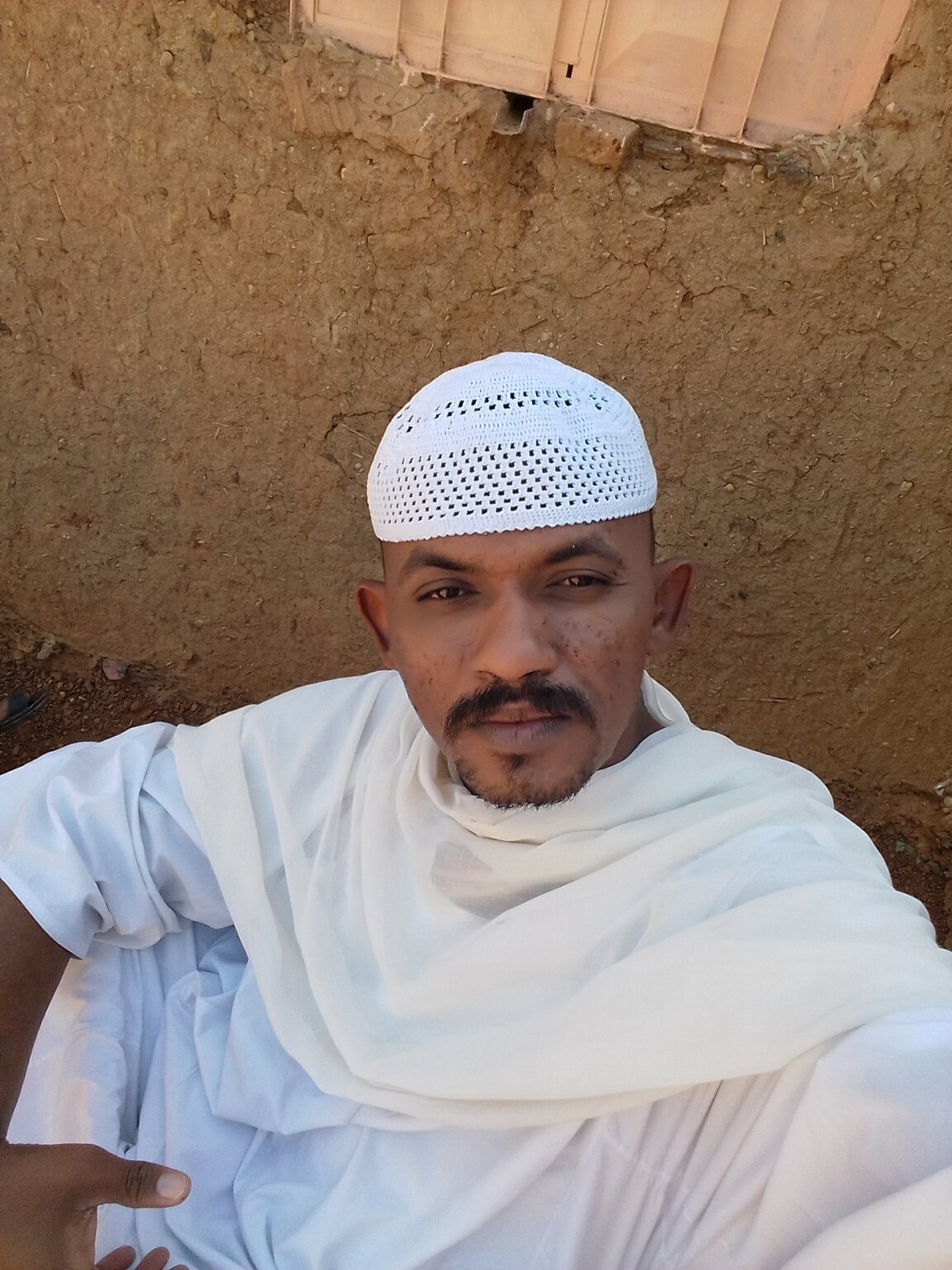 شاهد بالفيديو.. عبر قصيدة قوية.. شاعر سوداني يفتح النار على آية أفرو وحسن تسريحة (لقيتو البلد خالية من مسؤول أمرضتونا مرض شق الكبد بالطول) الفرجوني 1152x1536 1