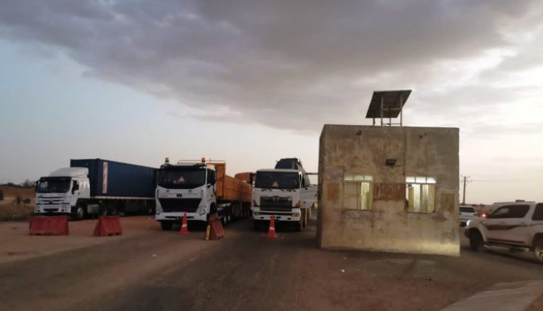 منع السائقين المصريين من دخول معظم المدن السودانية تكدس الشاحنات