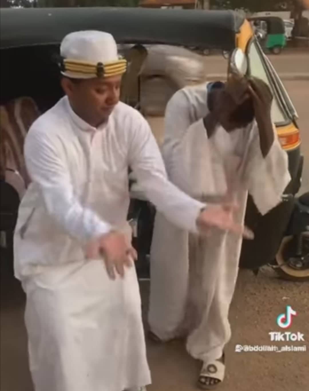 شاهد بالصورة والفيديو.. سائح سعودي يزور السودان يعبر عن شح المال و (الفلس) بفاصل من الرقص مع سائق ركشة في الشارع العام سائح سعودي