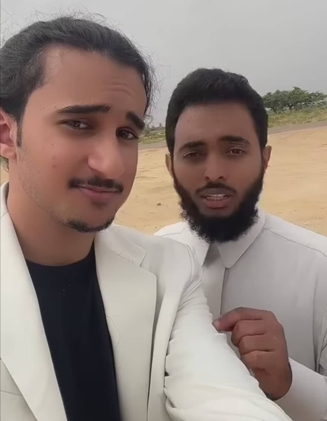 شاهد بالصورة والفيديو.. سياح سعوديون يتفاجئون بأسعار الوقود في السودان بعد أن قاموا بــ(تفويل) سيارتهم بمبلغ كبير وأحدهم يؤكد: (السودان أغلى بلد في البنزين والجازولين) سعوديون يتفاجأون باسعار الوقود في السودان