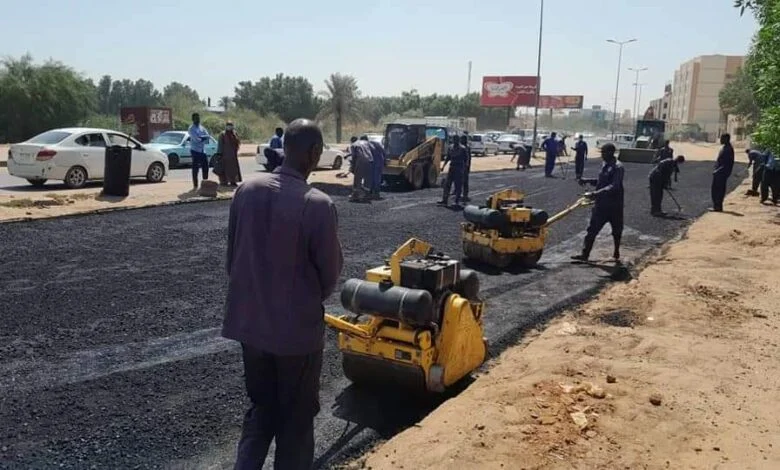 اصبح معيقا للحركة .. بداية العمل في تأهيل طريق عطبرة هيا بتكلفة 20 ترليون و900 مليار جنيه صيانة طرق jpg