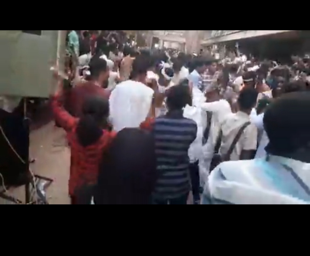 شاهد بالفيديو.. مئات من الطلاب الجامعيون في السودان يتجمعون ويلطمون أنفسهم بسبب “الفلس” وساخرون: (أين ذهب شعار الجوع ولا الكيزان؟) طلاب جامعات