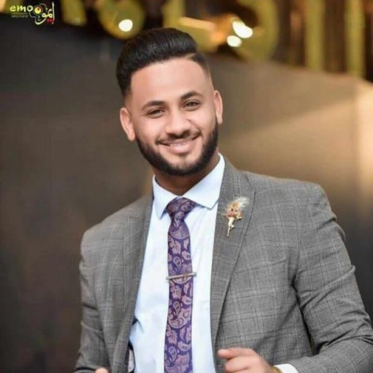 شاهد بالفيديو.. الفنان عثمان بشة يركب “الترند” ويشعل حفل غنائي بالقاهرة بــ(زردية) البرهان عثمان بشة 768x768 1