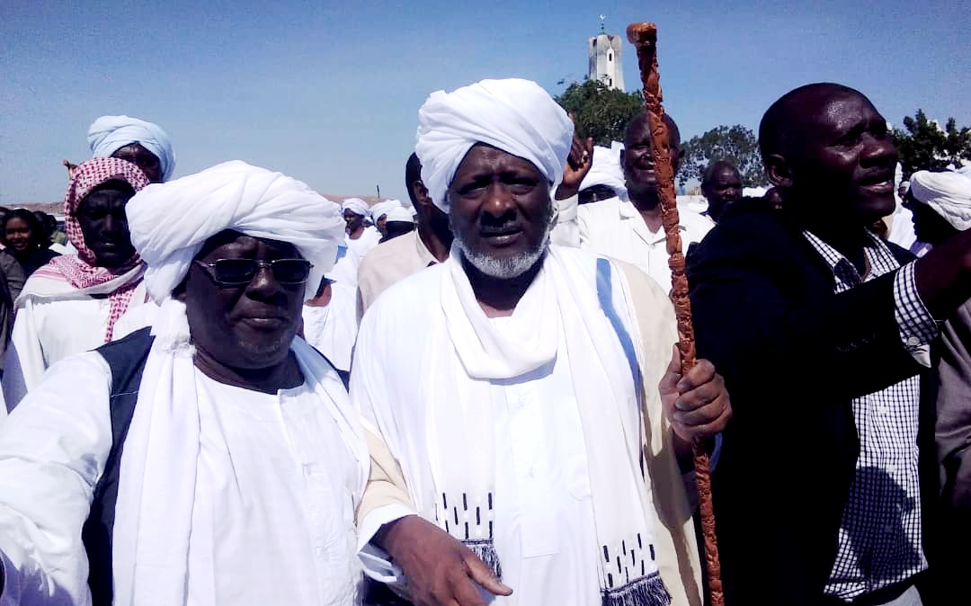 وزير المالية الأسبق علي محمود يذرف الدموع في استقباله بنيالا ويطالب البرهان وحميدتي بإطلاق سراح جميع السجناء السياسيين علي محمود